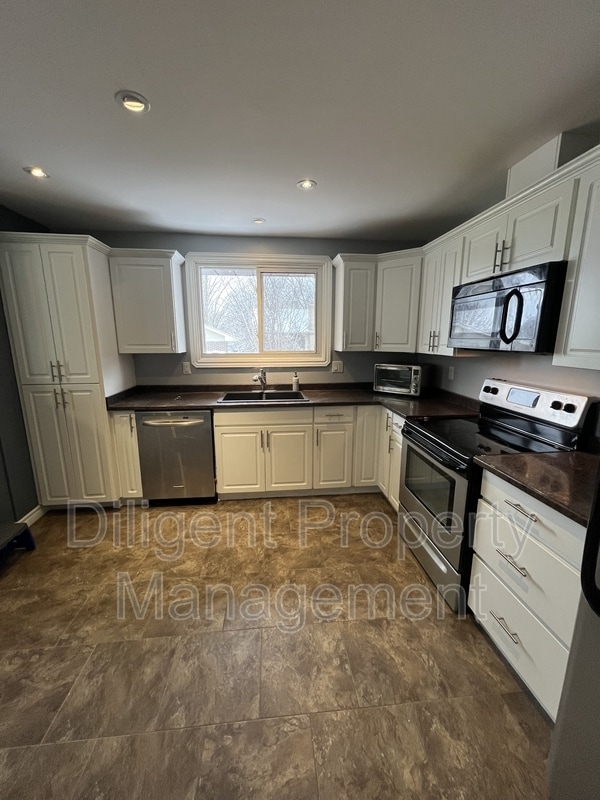 Building Photo - 596 Garside Dr