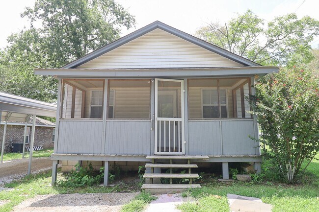 Building Photo - 3 Bed 2 Bath Rental House