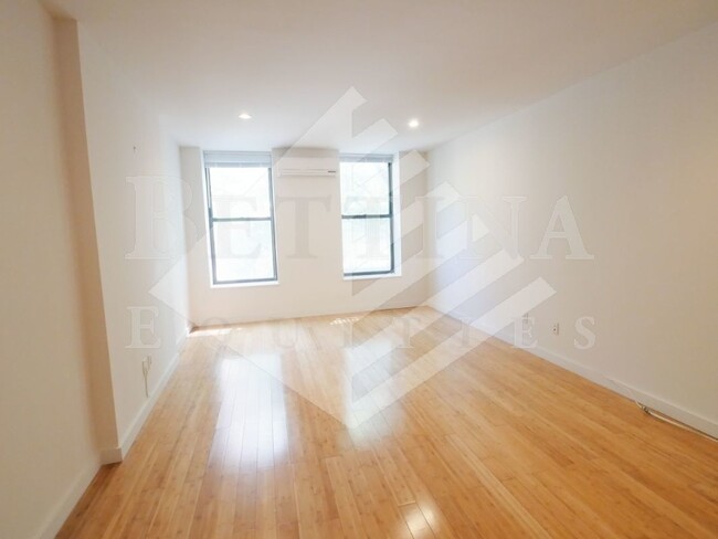 Foto del edificio - 445 E 88th St