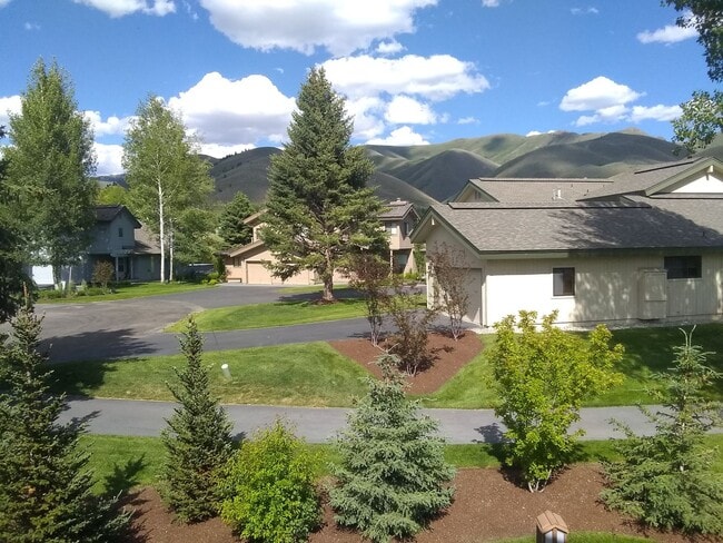 Building Photo - 9-10 month Lease -3bd/2.5ba Fully Furnishe...