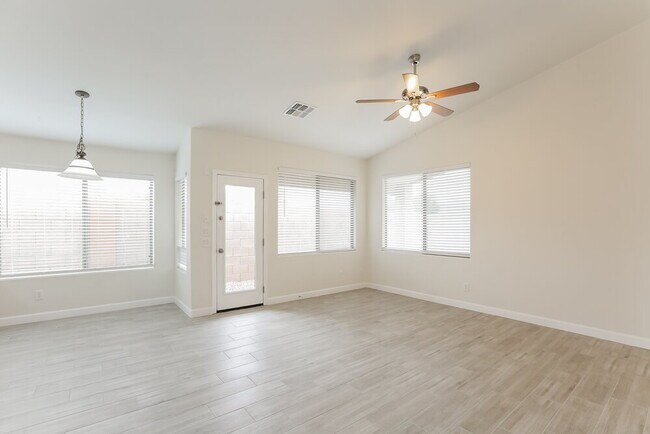 Foto del edificio - 4715 W Harwell Rd