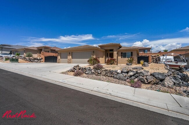 Building Photo - Gorgeous 4 Bedroom Home with Spacious Floo...