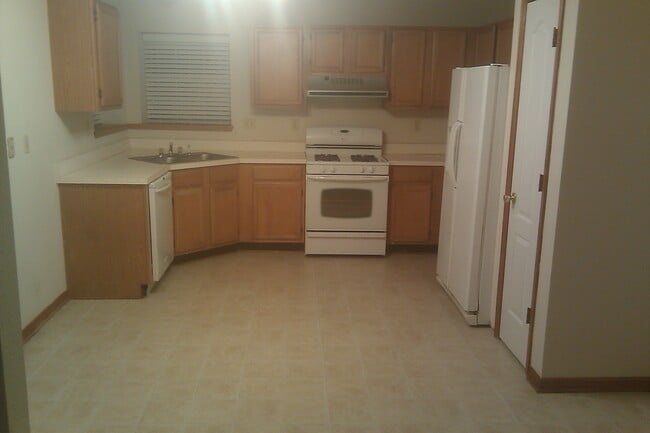 Building Photo - 418 Apple Dr