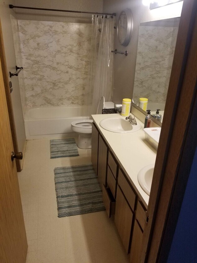 Connecting bath - 223 N 143rd St