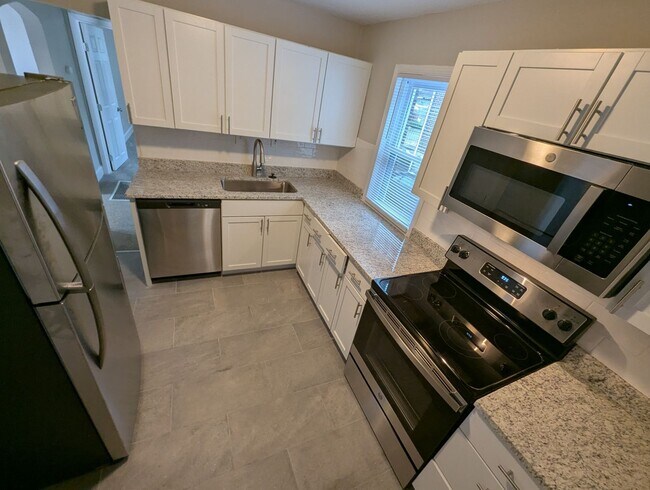 Foto del edificio - Take Aim at Fletcher - $1000 Security Deposit & 1/2 Off Your First Month!