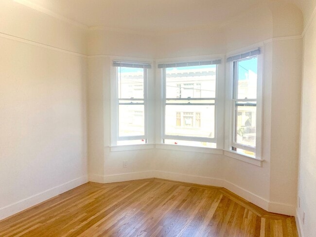 Foto del edificio - Richmond Dist. Bright 1 Bed/! Bath Flat w/ Hardwood Floors and Walk In Closets