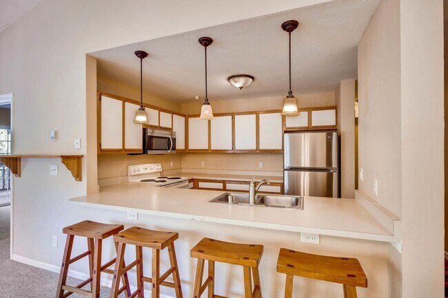 Foto del edificio - Heat included!  1 car garage!  Vaulted Cei...