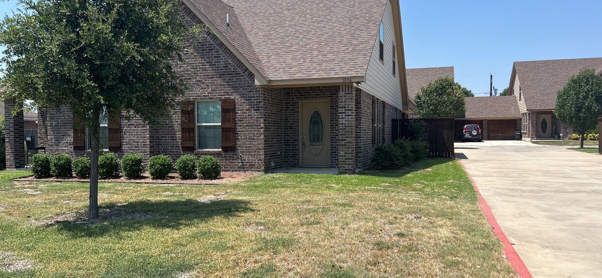 Primary Photo - Spacious Duplex in Benbrook