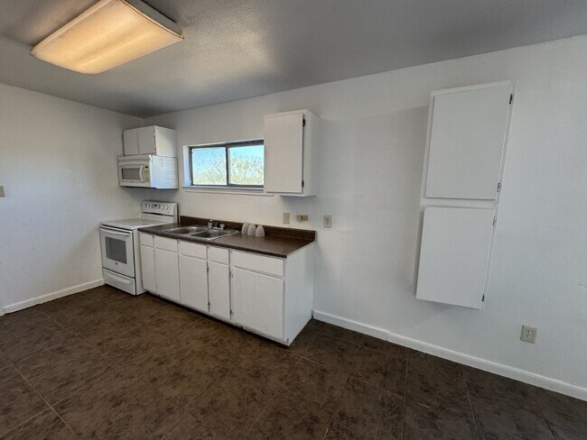 Foto del edificio - 2 bedroom and 1 bathroom unit ready to move in in Charlotte.