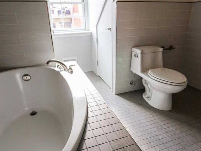 Building Photo - Gorgeous Federal Hill 3bd/2ba with Modern Amenities, CAC, W/D and Upper Deck! Available 8/10