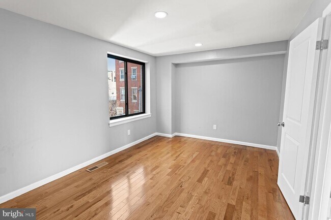 Building Photo - 901 Lombard St