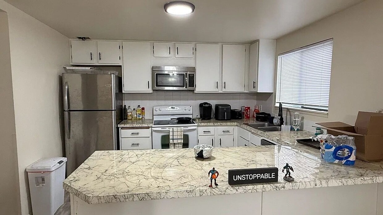 Primary Photo - Large bedroom for rent! Private bathroom