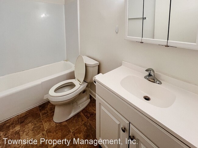 Foto del edificio - 2 br, 1 bath House - 311 Loudon Rd., Apt. 312