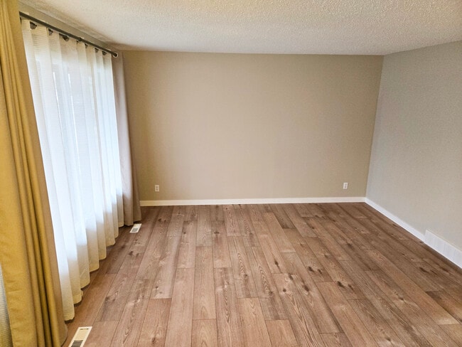 Salon. - 416 Lenore Dr