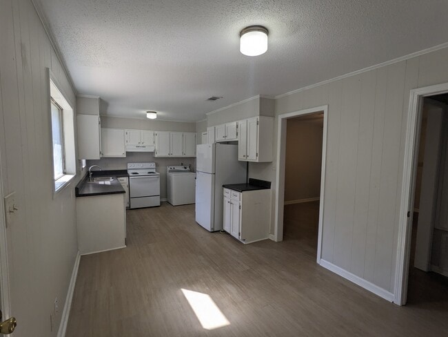 Building Photo - 421 Thacker Loop