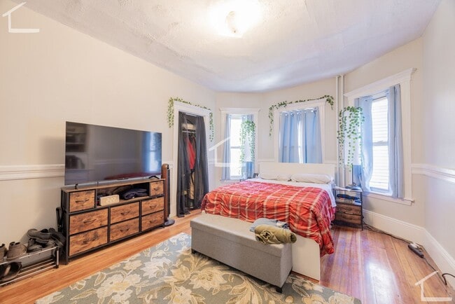 Building Photo - Spacious Apt w. Bonus office!  Heat and Hot Water Included!  Near T