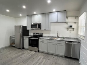 Building Photo - 618 NE 11th St Building Photo - 618 NE 11th St