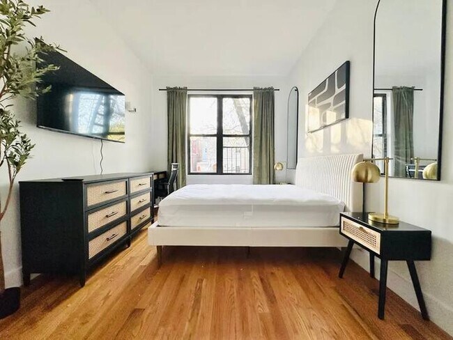 Foto del edificio - Furnished room/NOT APARTMENT