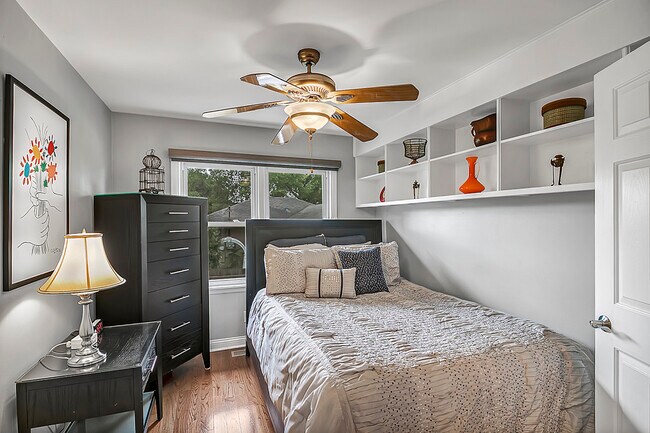 Foto del edificio - 8116 Meadow Ln