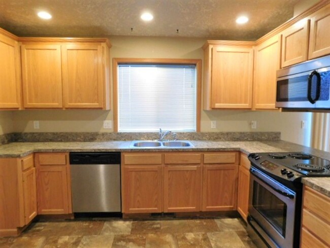 Building Photo - 3Bd/2.5Ba Two Story House - Available to V...
