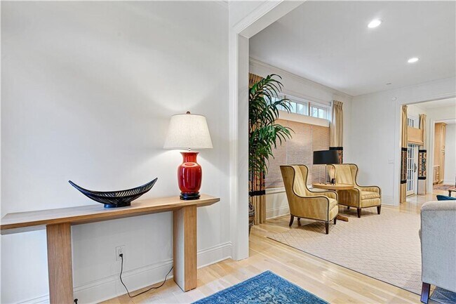 Foto del edificio - {4514} Stunning Luxury Townhome North of t...