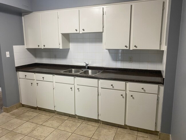 Building Photo - 2420 Rivard Av