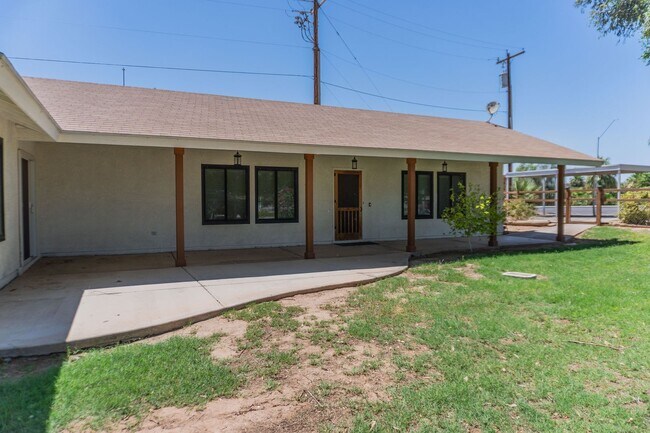 Building Photo - Charming 2 Bed, 2 Bath Vintage Home – Thou...