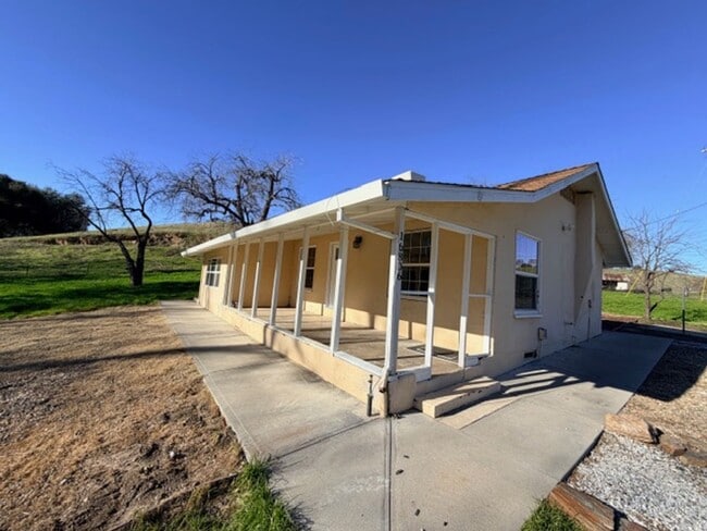 Building Photo - Charming 1 Bedroom Home with Bonus Room in a Serene, Secluded Setting