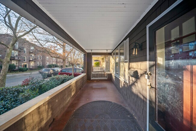 Building Photo - 916 Brandon Ave
