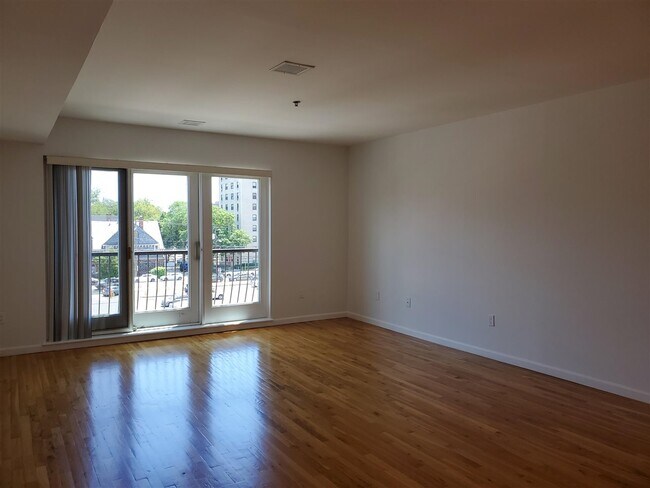 Building Photo - 536 Grand St