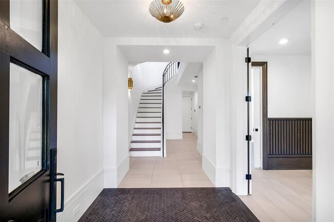 Building Photo - 39 Crain Sq Blvd