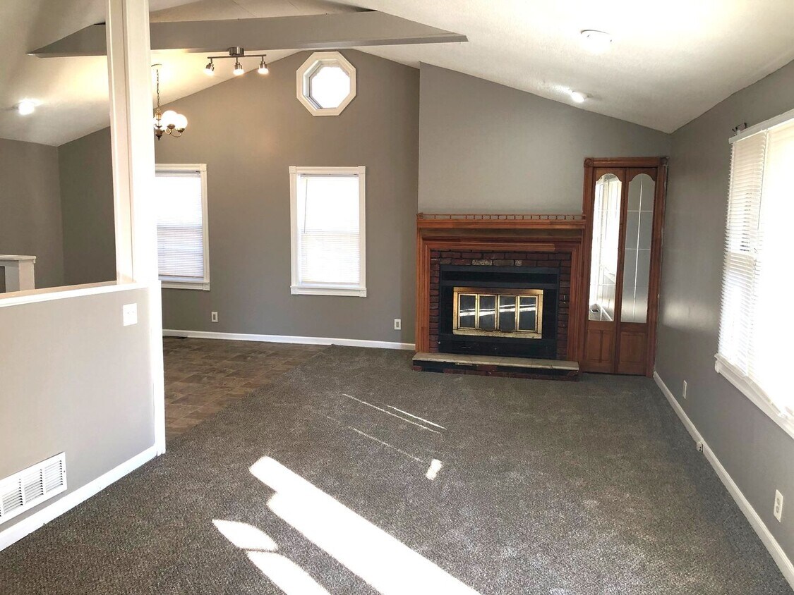 Primary Photo - 3 Bed, 1 Bath, 2 Car Garage!!