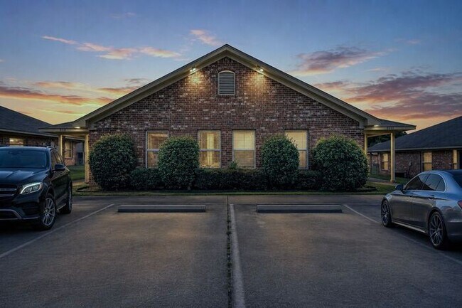 Foto del edificio - 3 Bedroom 2 Bath Duplex at Mansion Creek in Tyler! 1/2 off first full months rent