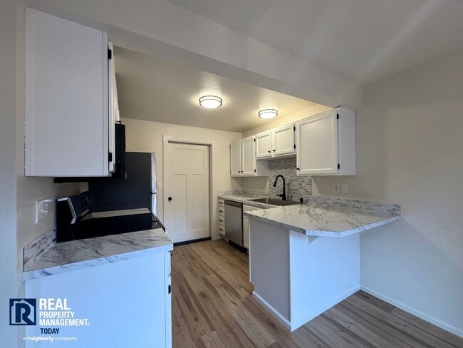 Building Photo - Updated 3BR Townhouse in Puyallup | 2-Car Garage, Fireplace & Modern Finishes!