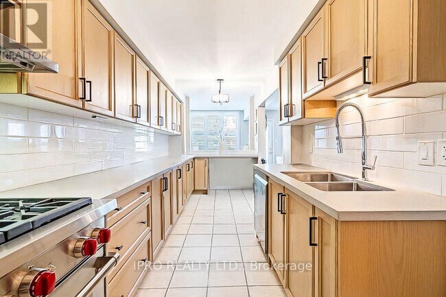 Building Photo - 2634 Armour Crescent