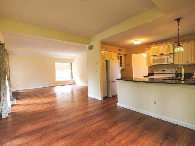 Building Photo - 426 Heritage Vlg