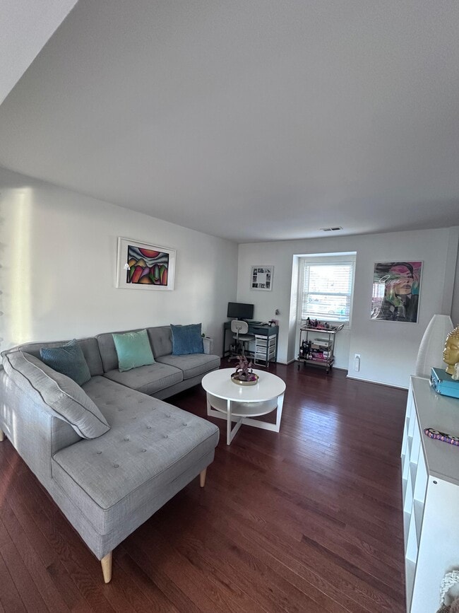 Foto del edificio - 5572 Hollins Ln