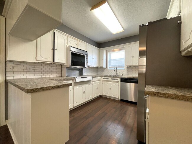 Foto del edificio - 6317 N Warren Ave