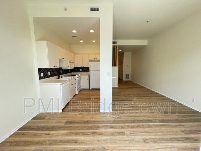 Building Photo - 618 NW 12th Ave