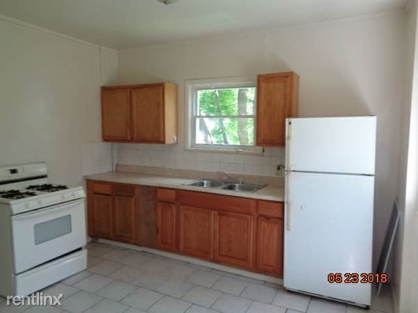 Building Photo - 3 br, 1 bath House - 11 Earl St