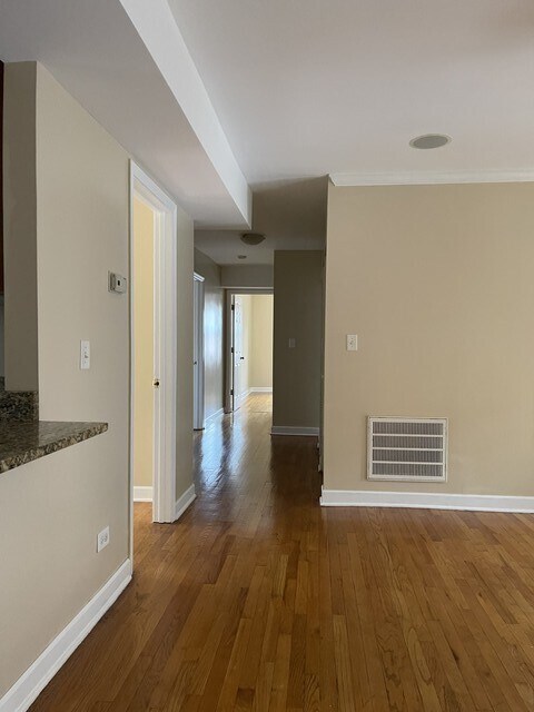 Foto del edificio - 6421 N Damen Ave