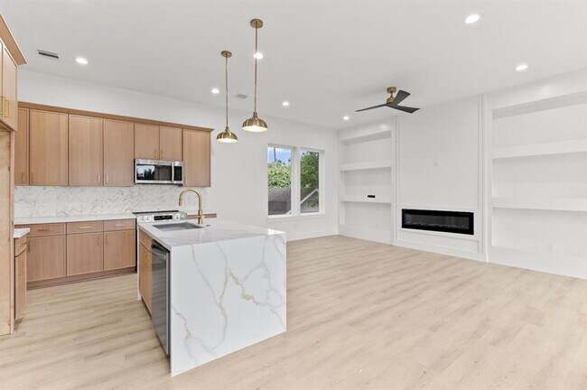 Building Photo - 3110 Live Oak St