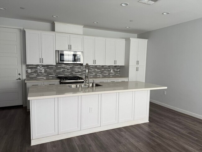 Building Photo - 3 Bedroom Townhome in Northridge