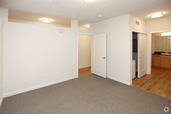 1BR, 1BA - 746 SF - 1100 Girard
