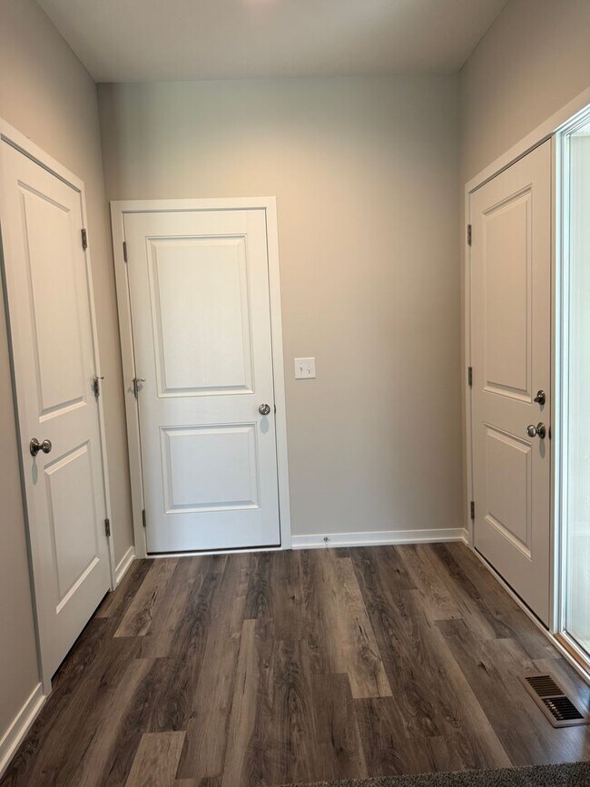 Foto del edificio - Ranch townhome with 2 stall garage. Spacious 2 bedrooms/2.5-bathroom, 1st floor laundry