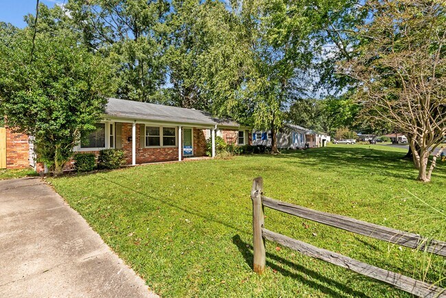 Building Photo - Great Location and Access to Interstate!