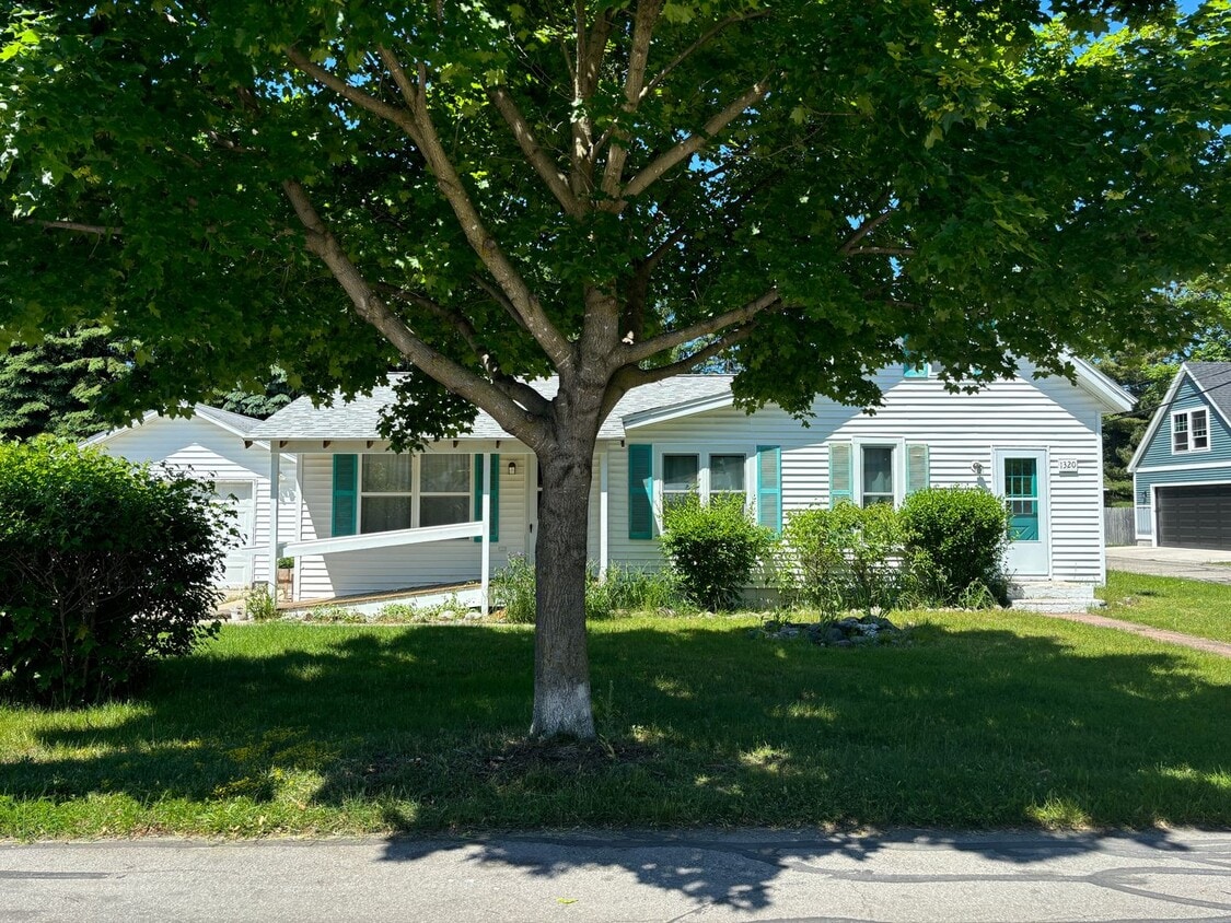 Primary Photo - Long Term Rental - Great Home on Newcomb! ...
