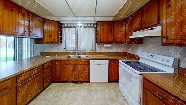 Building Photo - 144 Willow Pl S