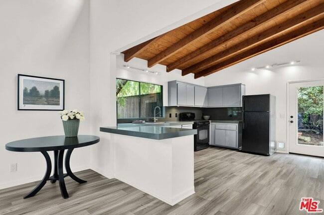 Foto del edificio - 2039 Tuna Canyon Rd