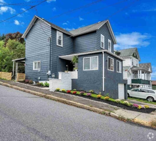 Building Photo - 301 McLean St